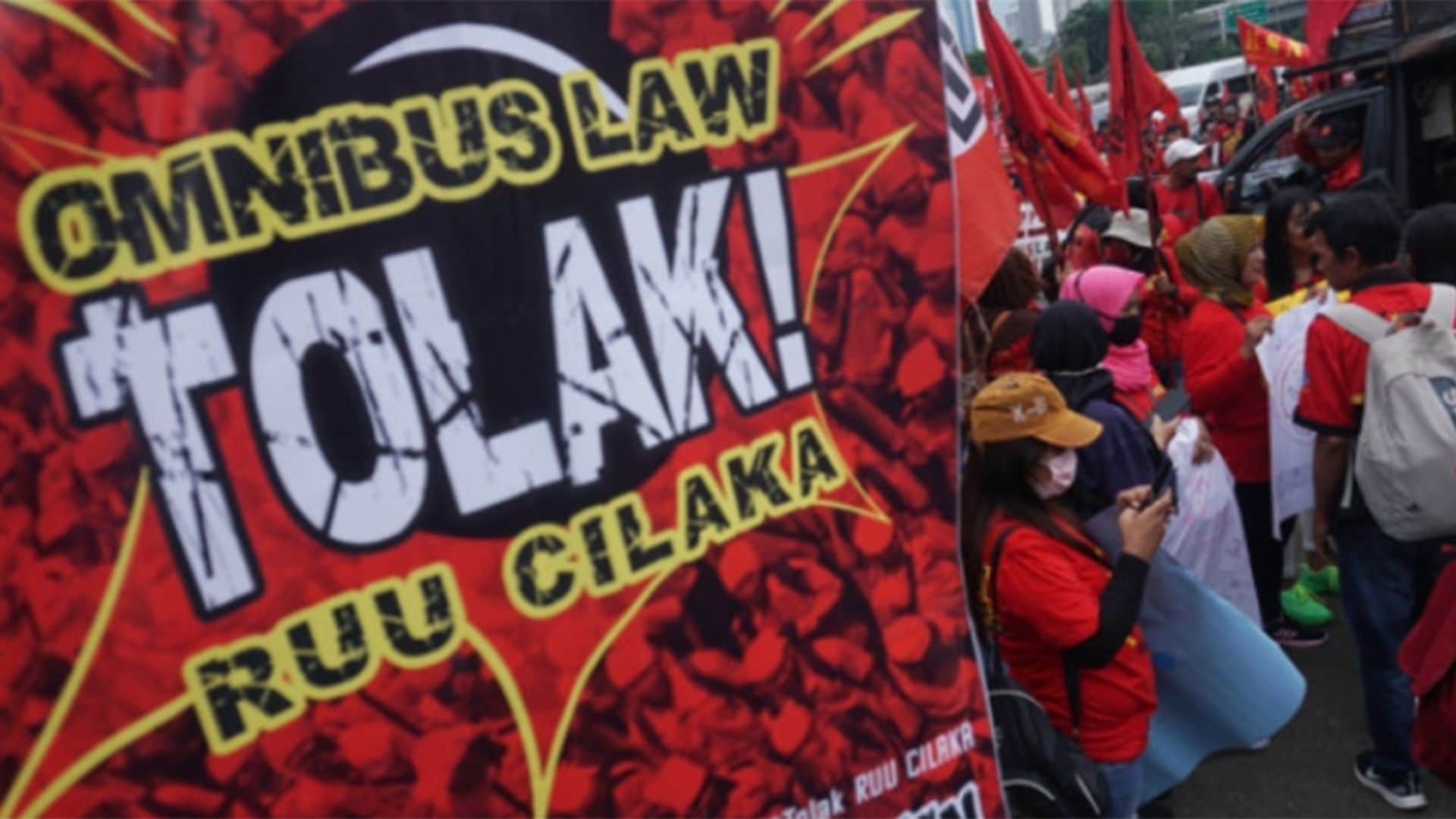 Mengapa Rakyat Indonesia merusuh bantah Omnibus Law?
