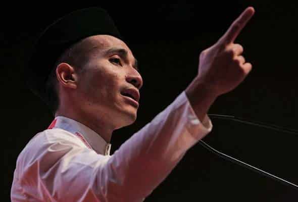 Ketua Penerangan UMNO bidas Ku Li “rapat ke dinding”