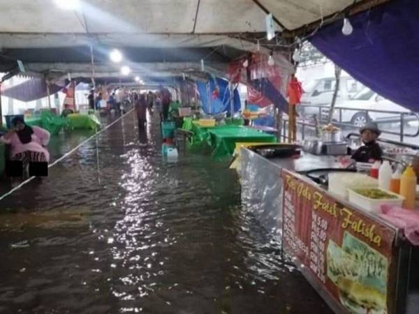 Bagai jatuh ditimpa tangga, Bazar Ramadan dilanda banjir kilat di hari pertama operasi