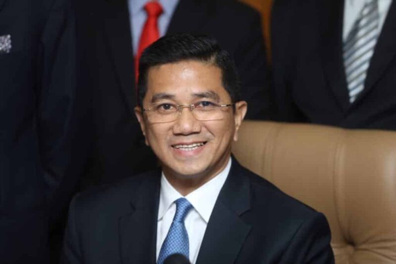 Anwar tak perlu berpura-pura, kata Azmin