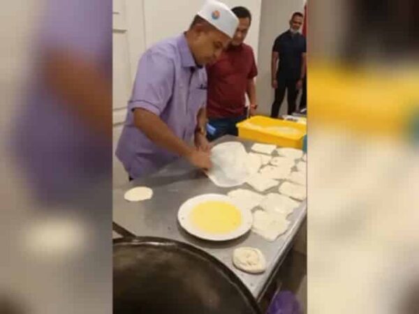 Terbaik!!! [Video] Mengimbau kenangan masa kecil, Datuk Ayob Khan pamer ‘skill’ tebar roti canai