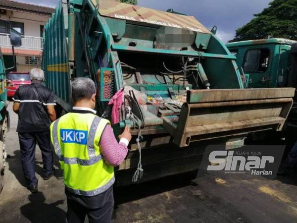 Ngeri!!! Kepala tersepit mesin pemampat sampah, seorang pekerja pembersihan maut