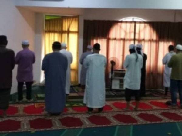 Meski dilarang, sekumpulan lelaki dikompaun setelah berdegil hadir solat berjemaah di sebuah premis