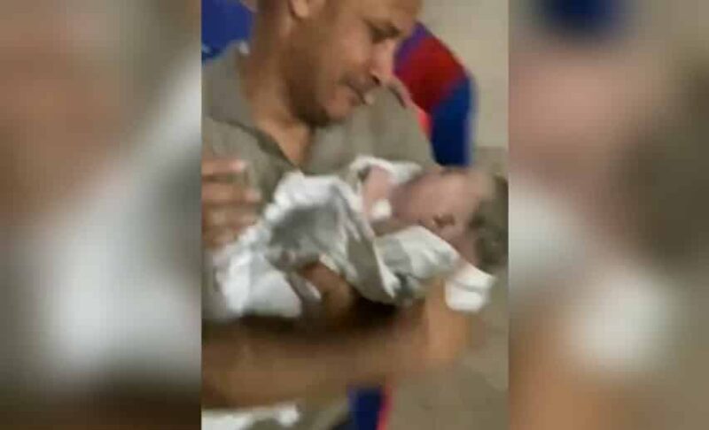 Kemaskini Pal3stin!!! [Video] Aksi gembira seorang ayah bertemu satu-satunya anak yang terselamat dari insiden pengeboman Isra3l