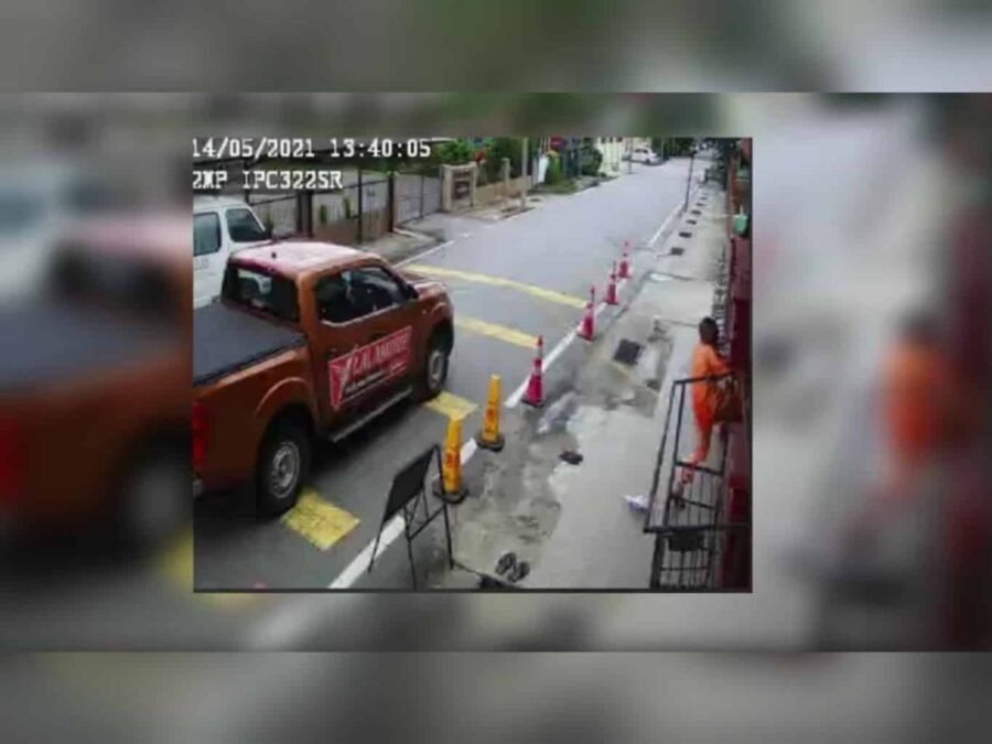 Gempar!!! [Video] Akibat terlalu rindukan bersolat Jumaat, seorang lelaki tergamak menendang pagar masjid sehingga tercabut