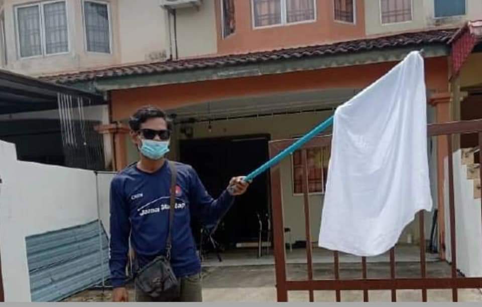 Kibar bendera putih, rakyat Malaysia buktikan solidariti bantu keluarga kesusahan terputus bekalan