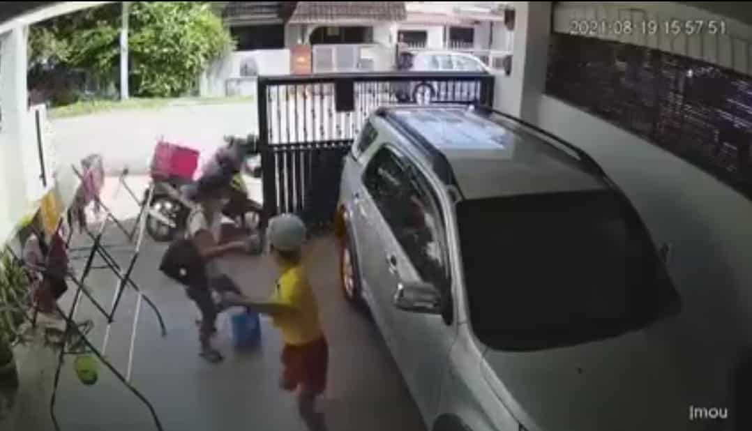 [VIDEO] Malang tak berbau, ‘rider’ FoodPanda rempuh pagar gara-gara disergah anjing