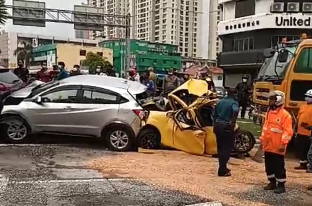 Ngeri!!! [VIDEO] Dihentam teruk lori, pemandu Myvi terselamat tanpa kecederaan parah