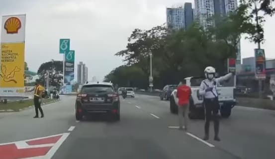 Gempar!!! Video seorang lelaki solat di tengah jalan sibuk