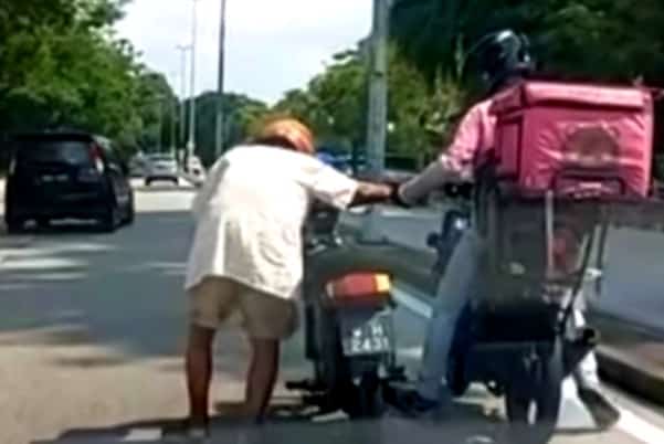 [VIDEO] Sikap ‘rider’ FoodPanda bantu lelaki tua menolak motosikal rosak dapat pujian netizen