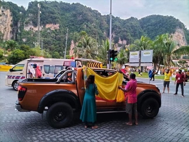 Pengunjung kuil jadi wira selepas bantu wanita lahirkan anak dalam kereta [VIDEO]
