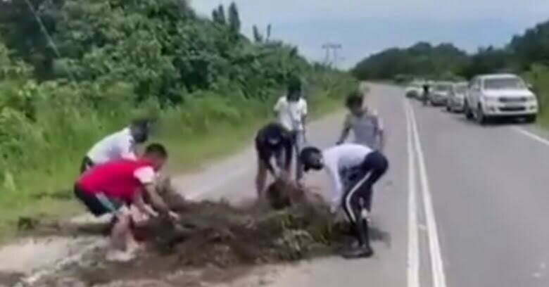 Polis dan pengguna jalan raya bergotong royong bersihkan sisa sampah undang pujian netizen [video]