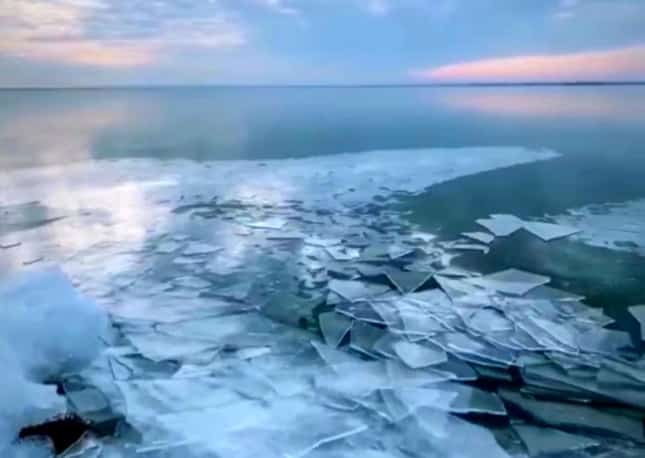 Video pergerakan ais di Salt Lake Superior, Kanada ini dianggap sangat menakjubkan