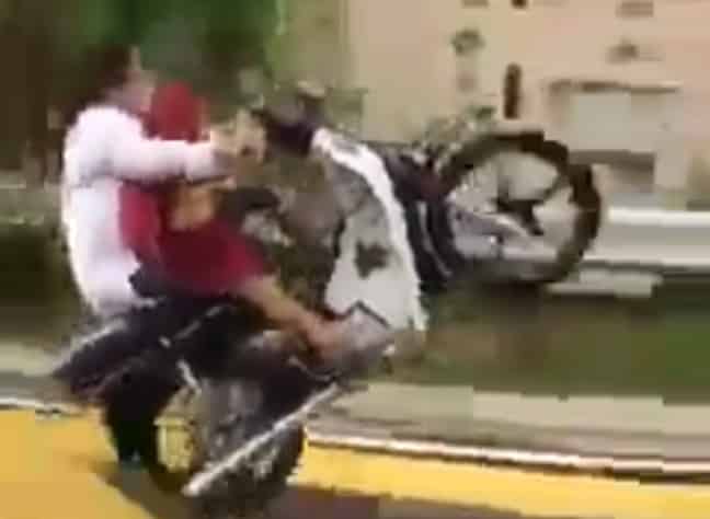 Aksi ‘wheelie’ ayah bersama anak, polis sahkan berjaya tahan saspek [video]