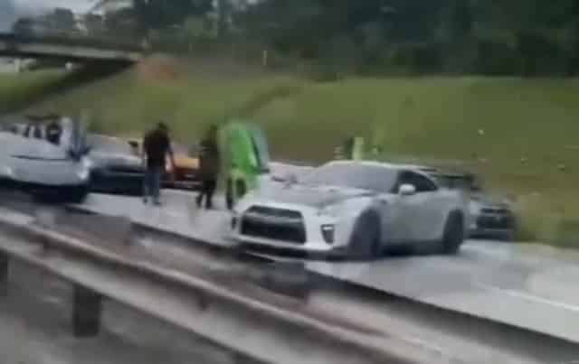 Gara-gara ‘supercar’ rakannya dilanggar, geng kereta mewah nekad hentikan trafik pengguna lebuhraya Gara-gara ‘supercar’ rakannya dilanggar, geng kereta mewah nekad hentikan trafik pengguna lebuhraya