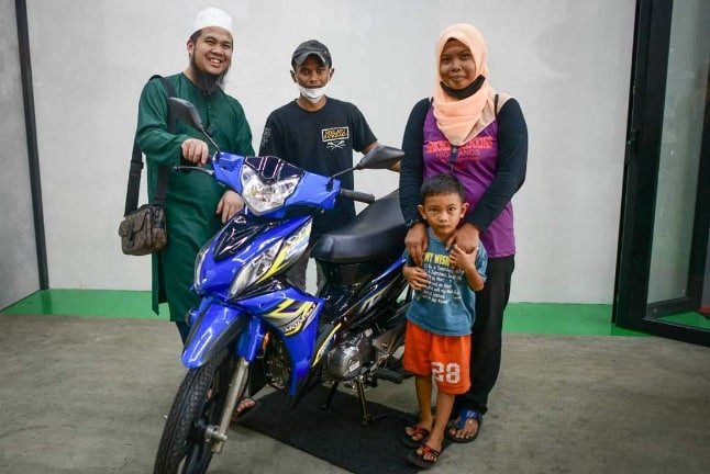 Selepas Bezza dan BLM, Ebit Lew hadiahkan motor pula buat pasangan suami isteri