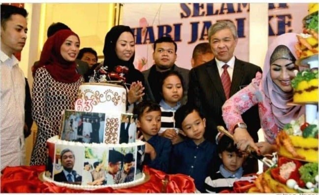 Akhirnya hubungan istimewa anak lelaki Zahid dengan Siti Bainun pula berjaya dibongkar netizen