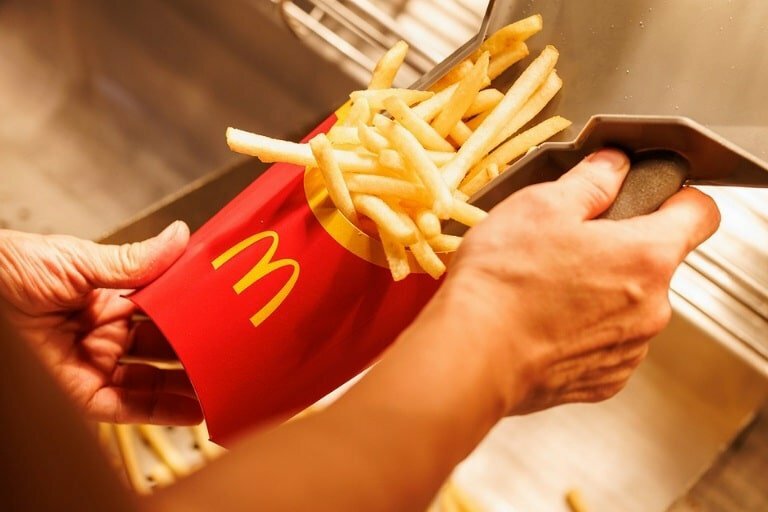 Gara-gara hidangkan ‘french fries’ sejuk, pekerja McD kritikal ditembak pelanggan