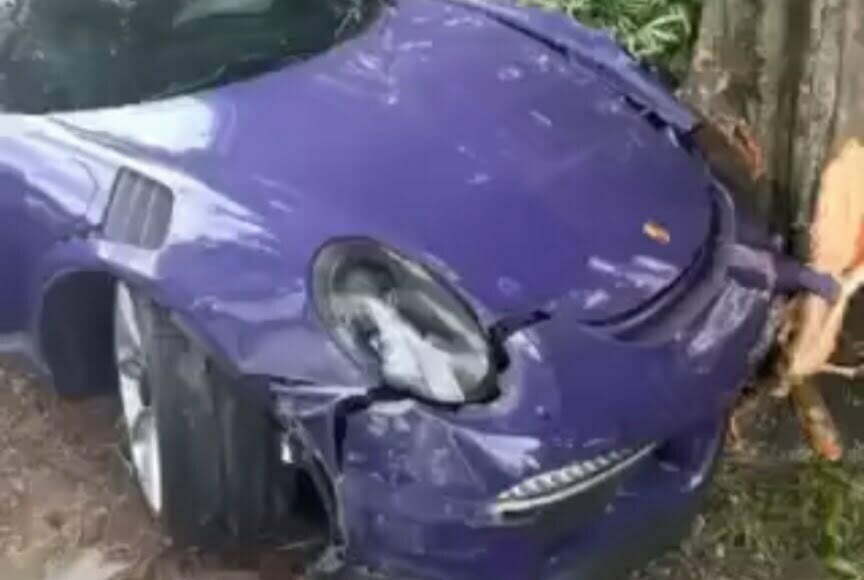 Video Senator UMNO terlibat kemalangan, kereta sukan mewah miliknya terbabas melanggar pokok