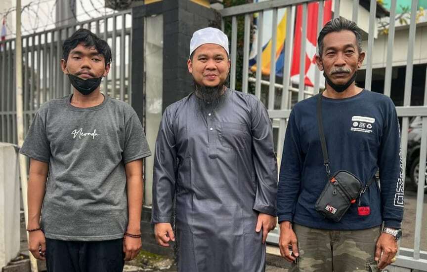 Sadis!!! Terbiar tanpa bantuan di negara jiran, Ebit Lew tampil bantu seorang ayah dan anak terkandas di Indonesia pulang