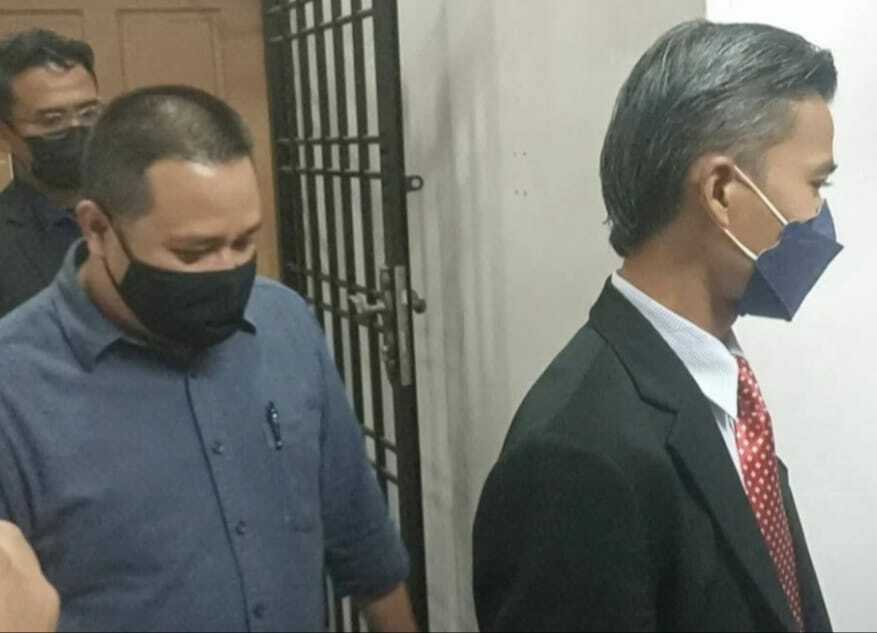 Bekas pegawai khas MB Johor daripada BN dituduh lakukan pemalsuan slip gaji