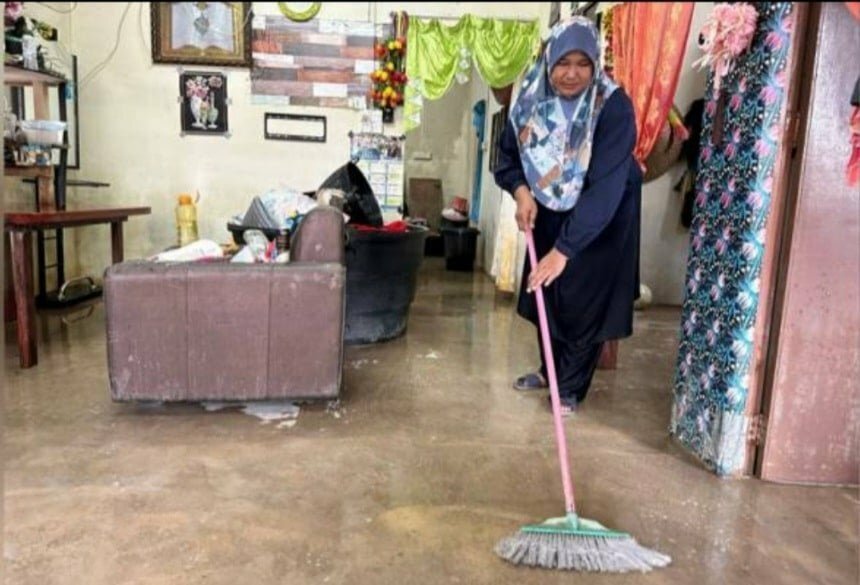 Gempar!!! Penduduk Pasir Mas terpaksa guna air banjir untuk kegunaan seharian selepas bekalan air paip terputus selama lebih dua tahun