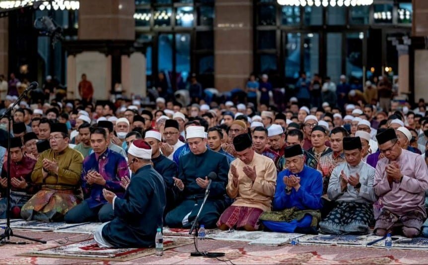 Anwar pecah tradisi jadi PM pertama adakan sambutan Tahun Baru di masjid