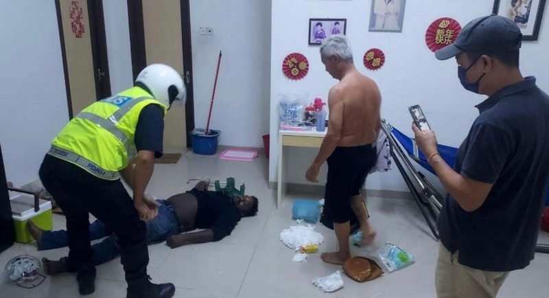 Pencuri ditangkap ketika tidur atas lantai, rupanya mabuk lepas teguk arak tuan rumah