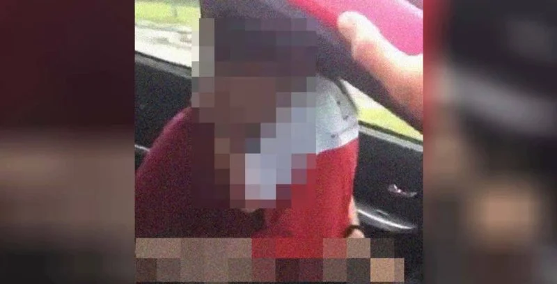 Pasangan muda buat perlakuan jelik dalam kereta ditahan, polis rampas kereta Axia, t-shirt merah/putih