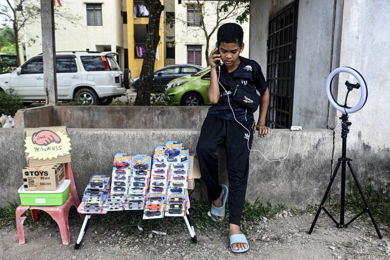 Budak 12 tahun ini pandai cari pendapatan sendiri jual kereta mainan, laku di TikTok!