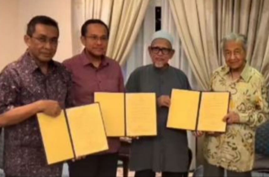 Sekian lama kutuk perjuangan bangsa diamalkan UMNO, akhirnya Hadi tampil akui kekhilafannya di depan Tun Mahathir