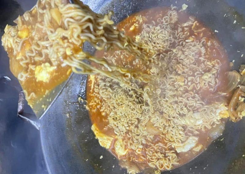 Lelaki ini kongsi resepi masak Maggi kuah pekat, sedap dan padu