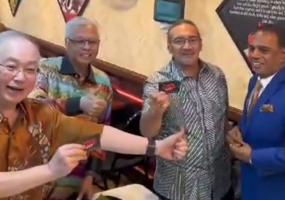 Video 4 ‘warlord’ BN bertemu di restoran tular, warganet kata macam mini reunion Video 4 ‘warlord’ BN bertemu di restoran tular, warganet kata macam mini reunion