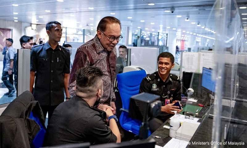 Dakwaan kes rasuah, PM lakukan lawatan mengejut ke Kastam dan Imigresen KLIA bersendirian Dakwaan kes rasuah, PM lakukan lawatan mengejut ke Kastam dan Imigresen KLIA bersendirian