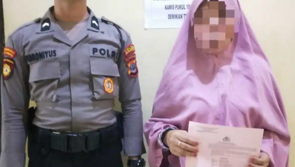 Wanita baru pulang dari Haji ditangkap polis, rupanya ‘mak ayam’ di warung