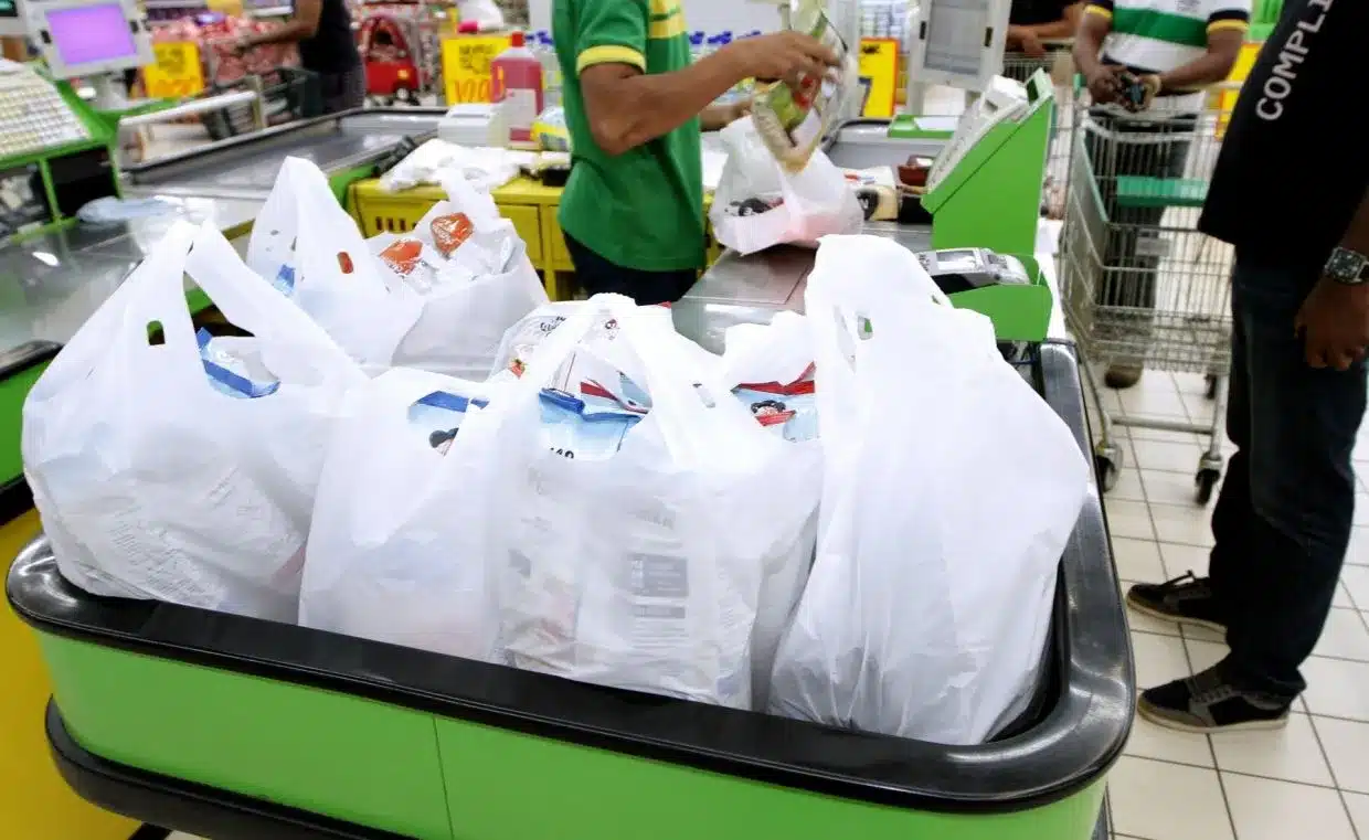 Geram pasar raya tak bagi plastik, tindakan lelaki ini aniaya staf teruk dikecam netizen