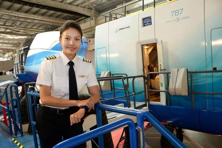 Wanita Melayu pertama yang jadi juruterbang komersil kini seorang Kapten