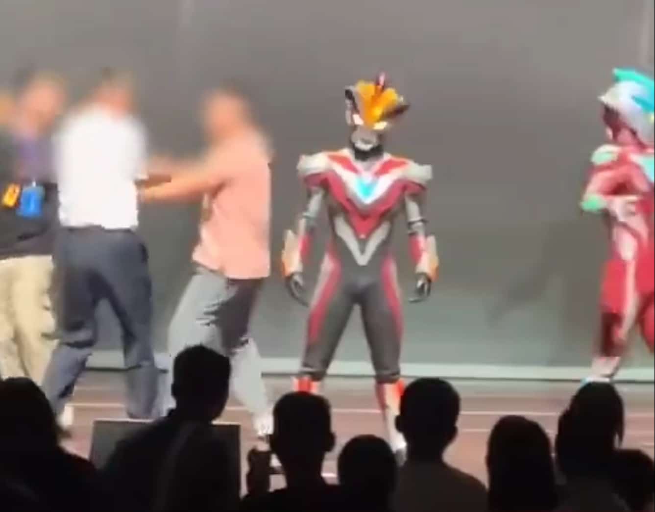 Lelaki mabuk cuba ‘lawan’ Ultraman ditahan polis