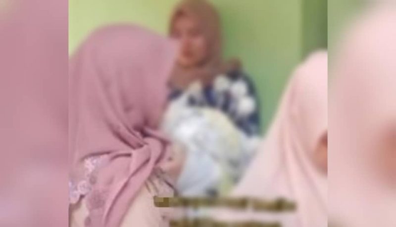 “Sesampai di rumah, sempatlah aku berbual seketika dengan ibunya di depan pintu rumah, banyaklah kisah diceritakan, namun ada satu yang buat aku terdiam…” “Sesampai di rumah, sempatlah aku berbual seketika dengan ibunya di depan pintu rumah, banyaklah kisah diceritakan, namun ada satu yang buat aku terdiam…”