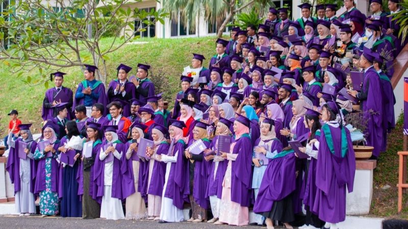 Hari konvokesyen adalah hari paling bermakna buat pelajar Universiti, ini 7 jubah konvo U yang paling cantik di Malaysia