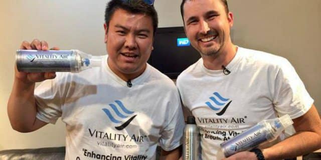 Dua pemuda bergelar jutawan sekelip mata, jual botol udara segar edisi terhad pada harga hampir RM70,000