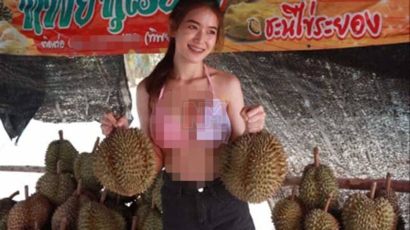 Gadis pakai bikini jual durian, dapat sambutan hangat