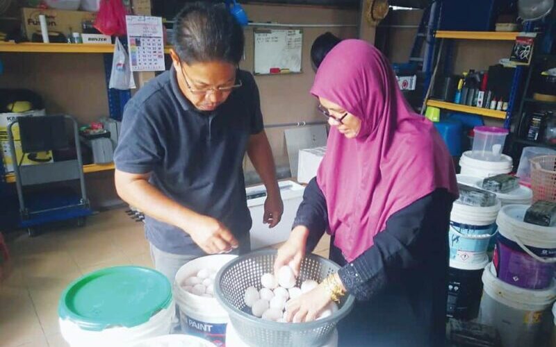 Bermula dengan belajar buat telur masin di Youtube, suami isteri ini berjaya raih untung RM6,000 sebulan