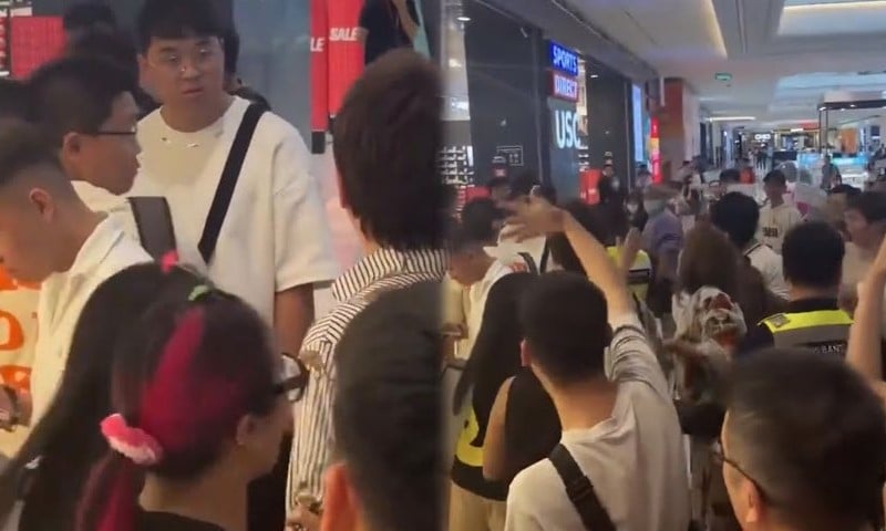 Gara-gara potong barisan di pusat beli belah, orang Cina Malaysia halau pelancong biadab balik China