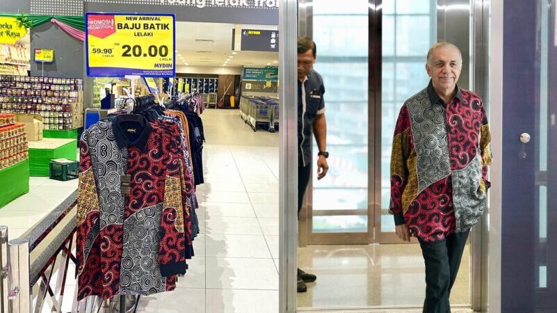 “Auto nampak mahal bila orang kaya pakai” – Bos Mydin pakai baju batik RM20 jenama sendiri raih perhatian netizen