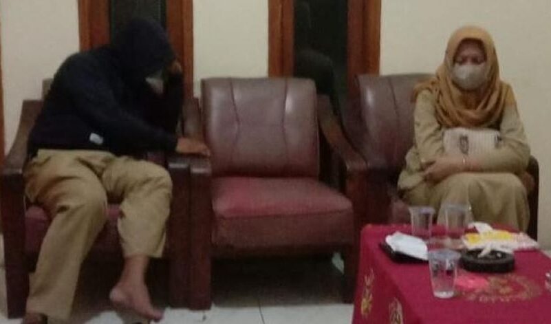 Suami menangis lihat isteri tanpa seurat benang bersama kekasih gelap atas katil